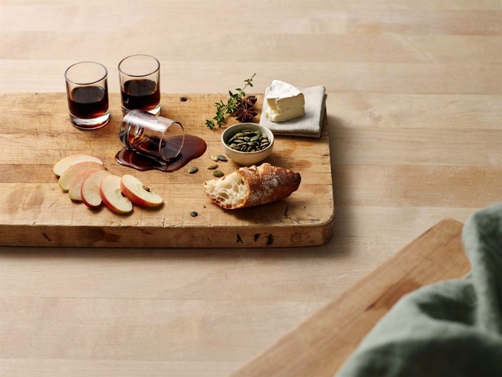 Verkostungsbrett mit Ölschälchen, Brot, Apfel und Käse